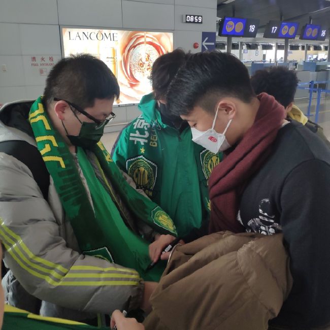 然后，他突然大喊‘哇，曼联也想要你！